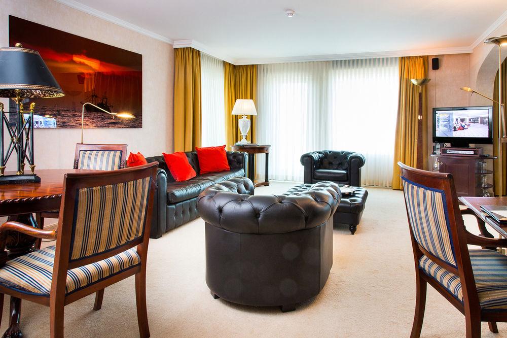 Hotel Van Oranje Noordwijk Zewnętrze zdjęcie A living room in a serviced apartment