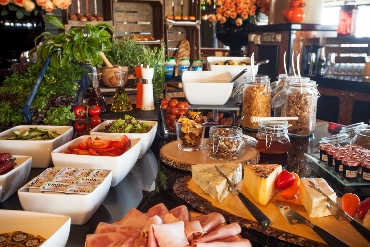 Hotel Van Oranje Noordwijk Zewnętrze zdjęcie A buffet at a hotel